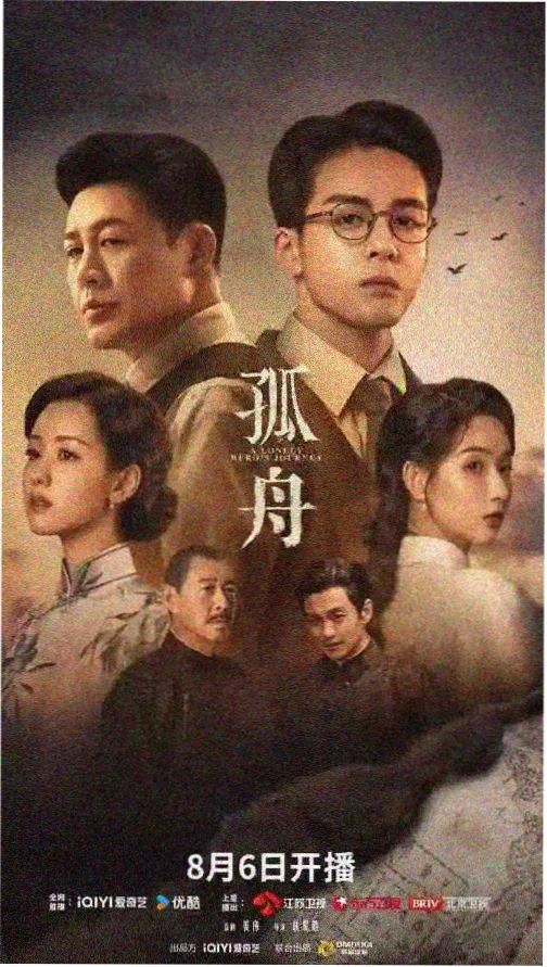 旧书库二层木质书架与阅读灯特写